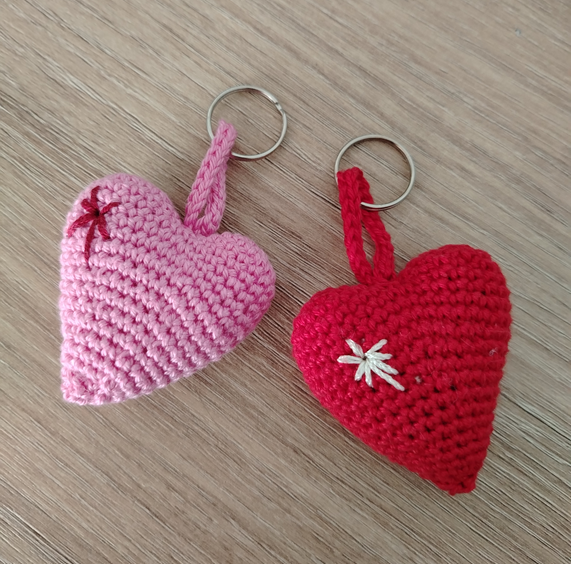 Heklani privjesak - Srčeko sa ukrasom